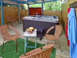 בקתות%20ירוק%20יער%20,%20אלמגור